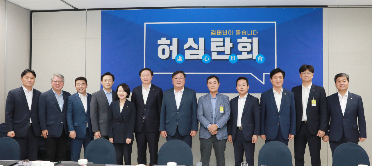 김태년 더불어민주당 원내대표가 25일 국회에서 열린 '허심탄회' 목요간담회에서 유용종 한국호텔업협회장, 우기홍 대한항공 대표, 김진국 하나투어대표 등 여행, 관광, 항공업계 대표자들을 만나고 있다. [연합]