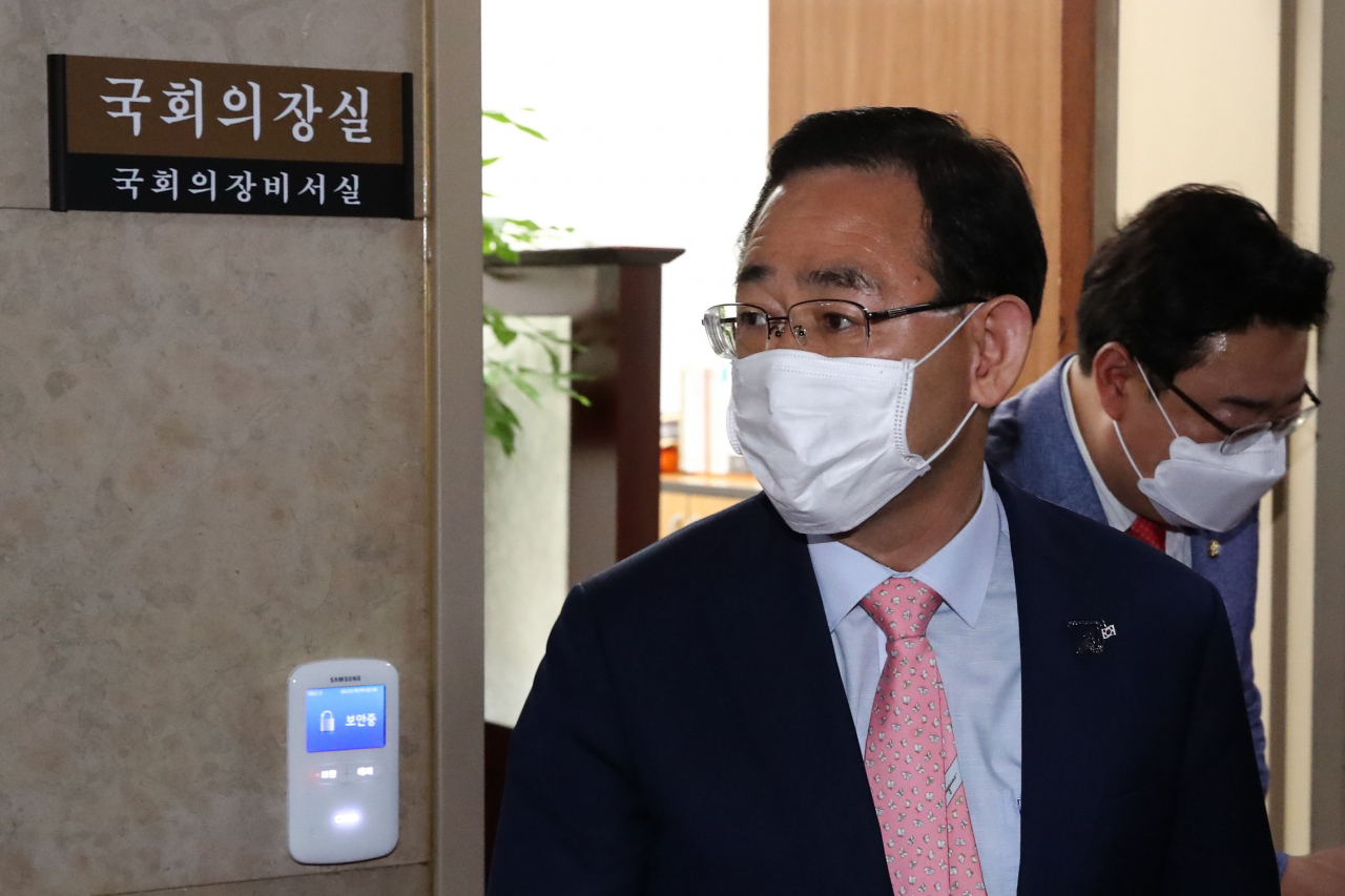 미래통합당 주호영 원내대표가 25일 오후 국회에서 박병석 국회의장과 상임위 원 구성 관련 면담을 마친뒤 의장실을 나오고 있다. [연합]