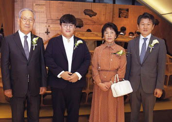 (왼쪽부터) 김철수 포니정재단 이사장, 방시혁 빅히트 엔터테인먼트 의장, 고 정세영 현대산업개발 명예회장의 부인 박영자 여사, 정몽규 HDC 회장. [포니정재단 제공]