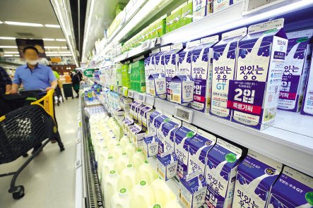 한 대형마트 내 우유 진열대 모습 [연합]