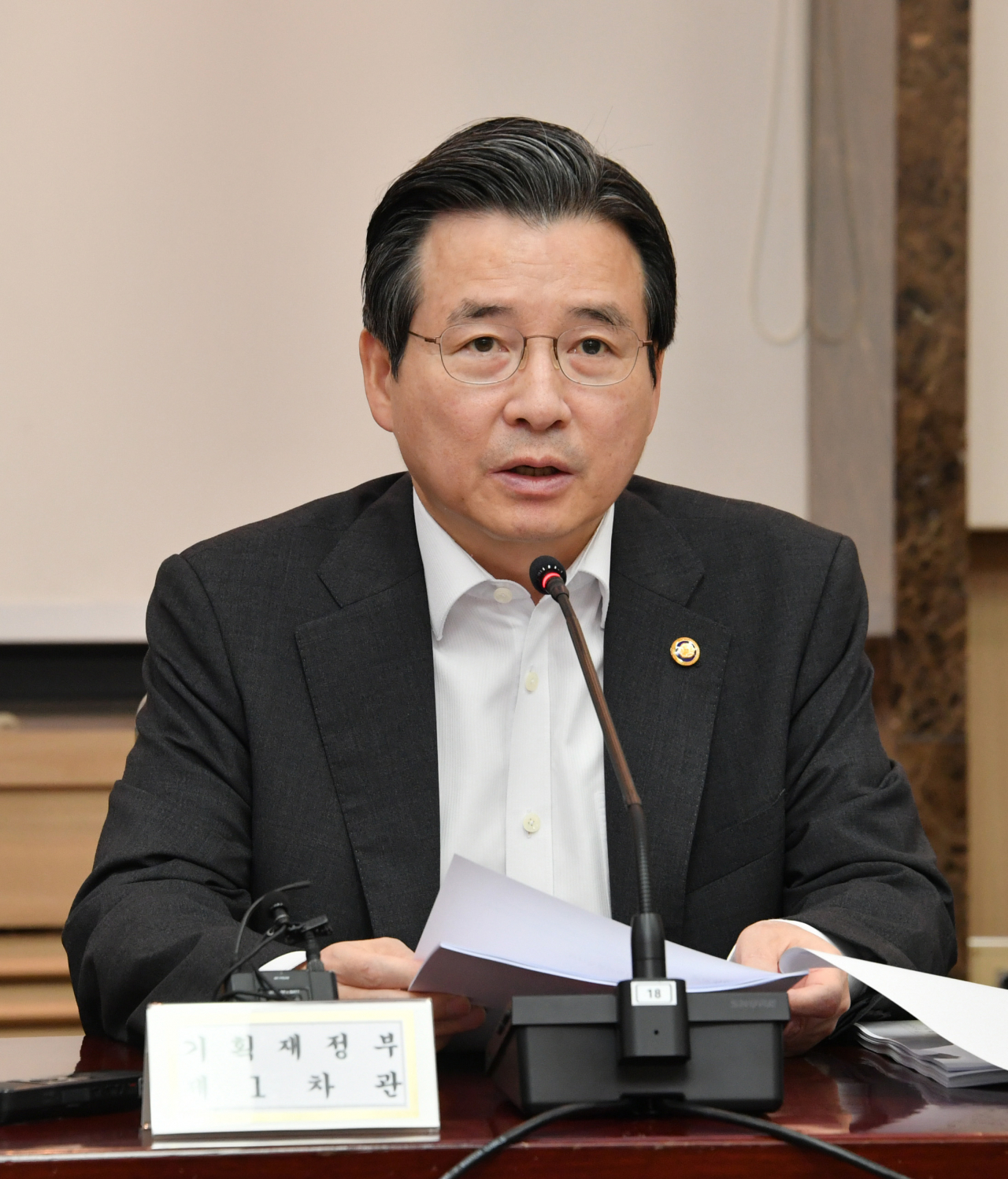 김용범 기획재정부 차관이 26일 서울 광화문 정부서울청사에서 '혁신성장 전략점검회의 겸 정책점검회의'를 주재, 발언하고 있다. [기획재정부 제공]