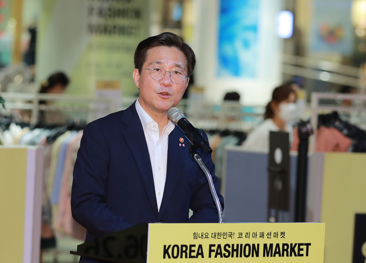 성윤모 산업통상자원부 장관이 26일 서울 롯데백화점 잠실점에서 열린 힘내요 ‘대한민국! 코리아 패션마켓’ 개막식에서 인사말을 하고 있다. ［산업통상자원부 제공］