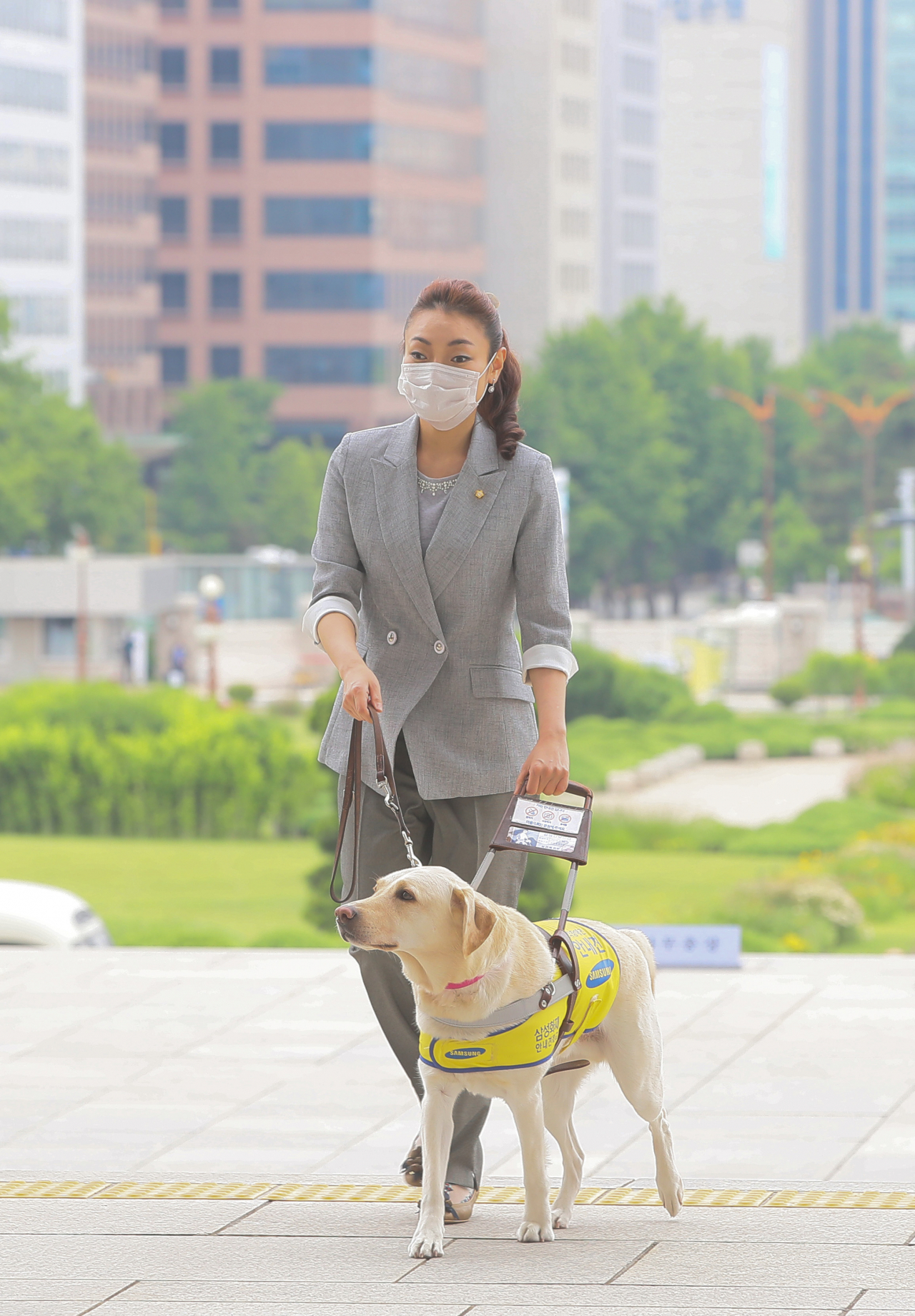 김예지 미래통합당 의원과 시각장애인 안내견 조이. [연합]