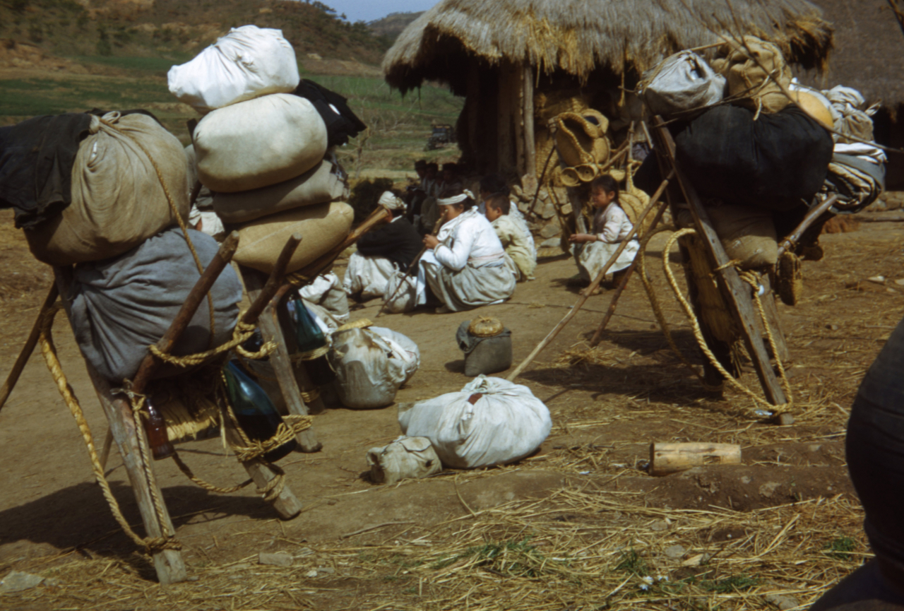 한국전쟁 70주년을 맞아 부경근대사료연구소가 보유하고 있던 6·25 피난민 모습이 담긴 사진이 공개됐다.. 미군이 촬영한 것으로 추정되는 이 사진은 1951년 남쪽으로 향하는 경북 지역 피란민 행렬을 담고 있다. 사진은 피란민들이 어느 농가에서 휴식을 취하고 있는 모습. [연합]