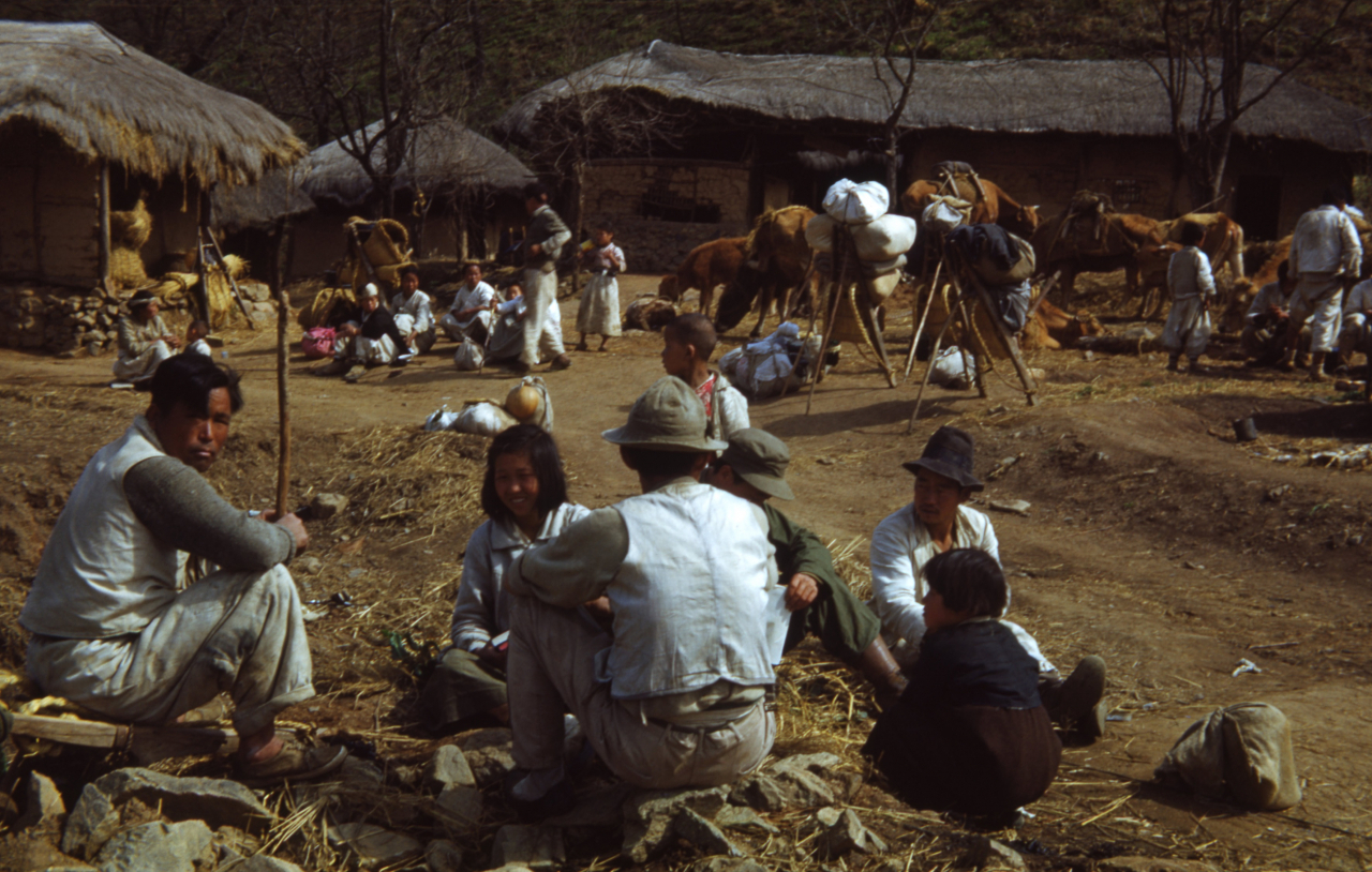 한국전쟁 70주년을 맞아 부경근대사료연구소가 보유하고 있던 6·25 피난민 모습이 담긴 사진이 공개됐다. 미군이 촬영한 것으로 추정되는 이 사진은 1951년 남쪽으로 향하는 경북 지역 피란민 행렬을 담고 있다. 사진은 피란민들이 어느 농가에서 휴식을 취하고 있는 모습. [연합]