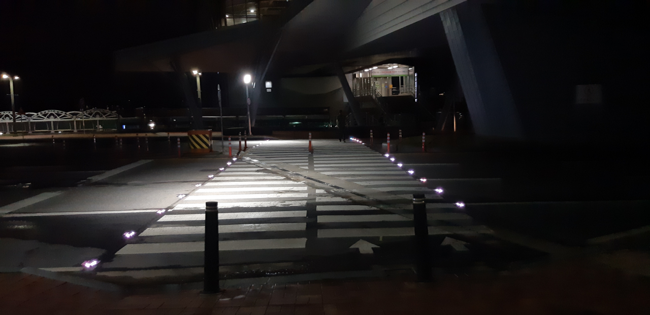 용인시청역 앞 횡단보도에 LED 바닥등을 설치했다. [용인시 제공]