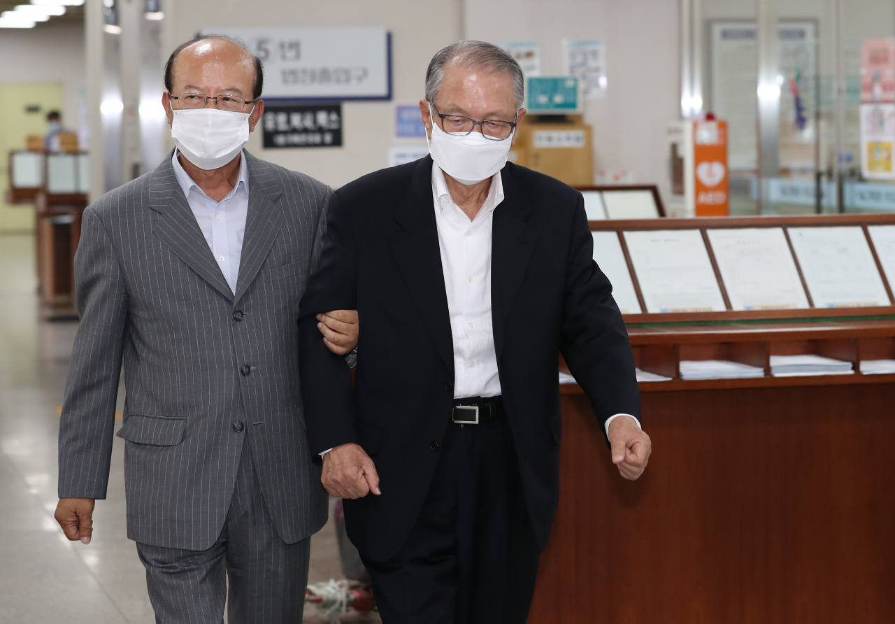 박근혜 정부의 보수단체 불법 지원(화이트리스트) 사건으로 기소된 김기춘 전 대통령 비서실장이 26일 서초동 서울고등법원에서 열리는 파기환송심 선고 공판에 출석하고 있다. [연합]