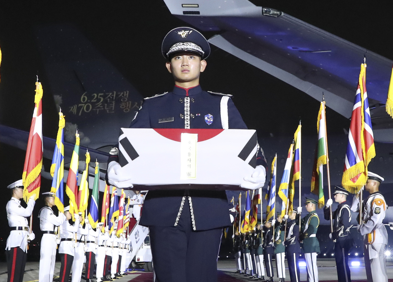 The remains of a South Korean soldier killed during the Korean War is returned in a ceremony on Thursday. Yonhap