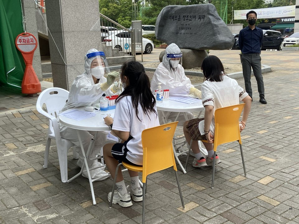 고등학교 기숙사 학생을 대상으로 코로나19 풀링검사를 실시했다. [안성시 제공]