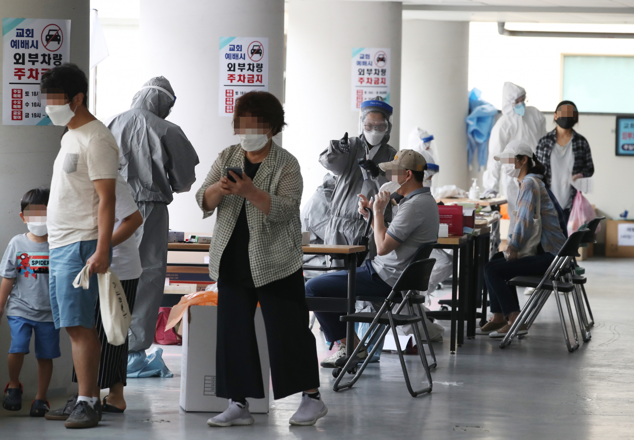26일 신종 코로나바이러스 감염증(코로나19) 확진자가 발생한 서울 관악구 왕성교회에 설치된 임시 선별진료소에서 교인들이 검체 채취를 받고 있다. [연합]