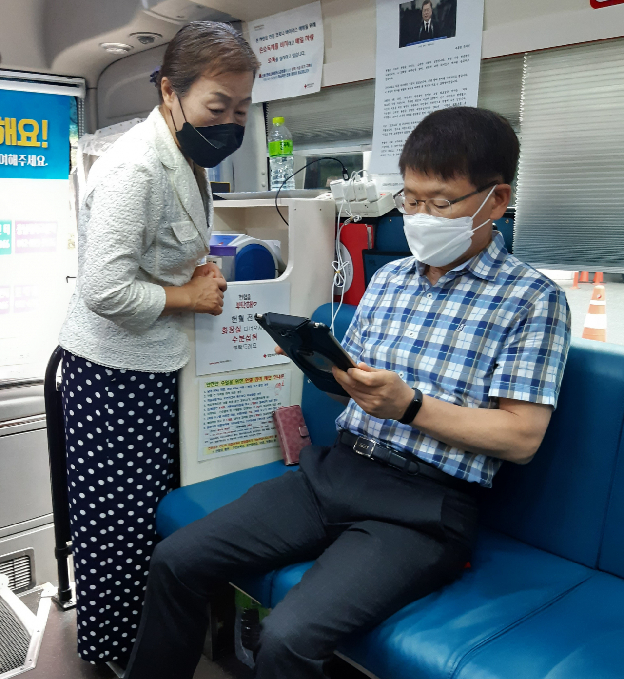 양성광(오른쪽) 연구개발특구진흥재단 이사장이 헌혈에 앞서 문진표를 작성하고 있다.[연구개발특구진흥재단 제공]