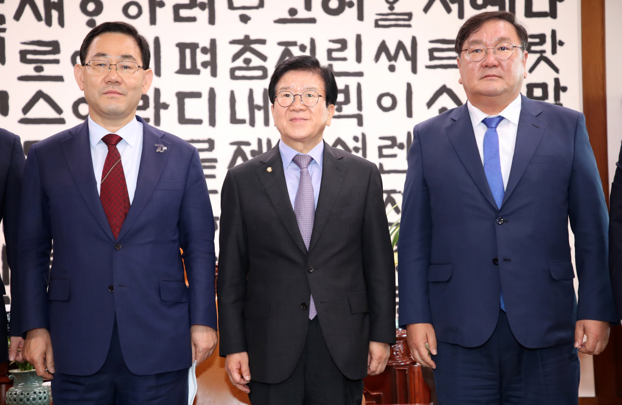 박병석 국회의장이 26일 오후 서울 여의도 국회 의장실에서 김태년 더불어민주당 원내대표(오른쪽), 주호영 미래통합당 원내대표와 회동하고 있다. [연합]