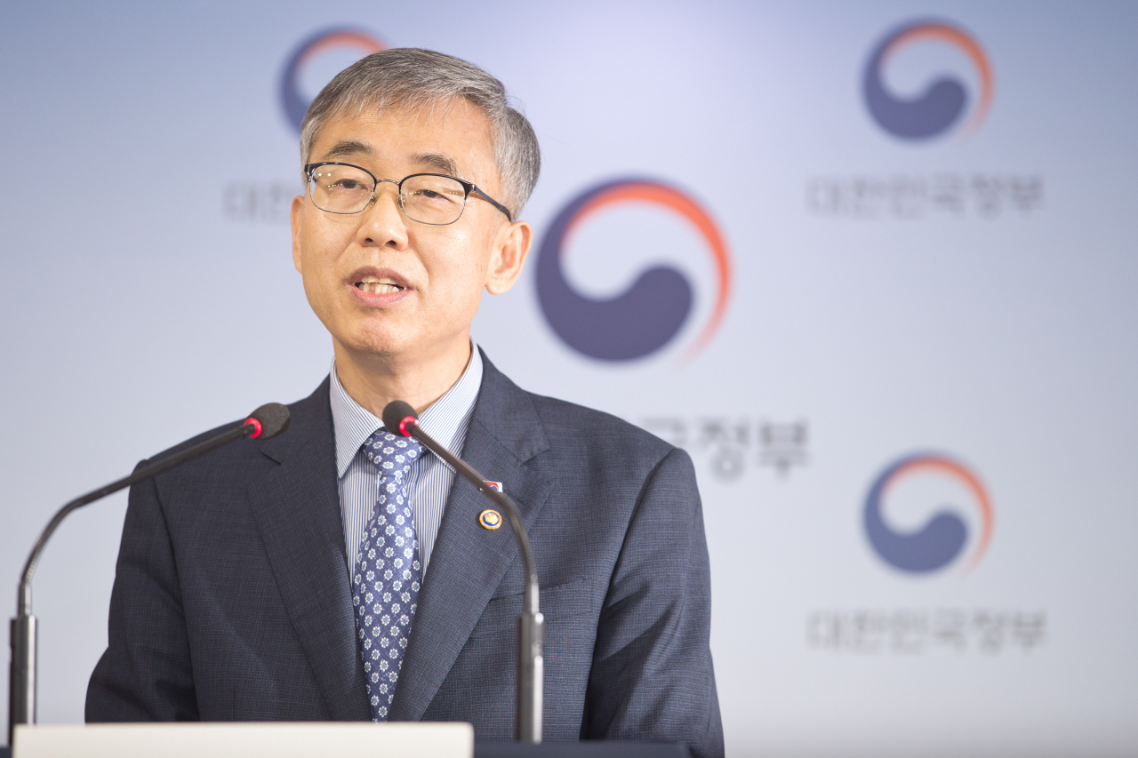 김성수 과학기술정보통신부 과학기술혁신본부장이 26일 오후 서울 종로구 정부서울청사 본관 브리핑룸에서 '2021년도 주요 연구개발 예산 배분조정(안)' 관련 브리핑을 하고 있다.[과기정통부 제공]