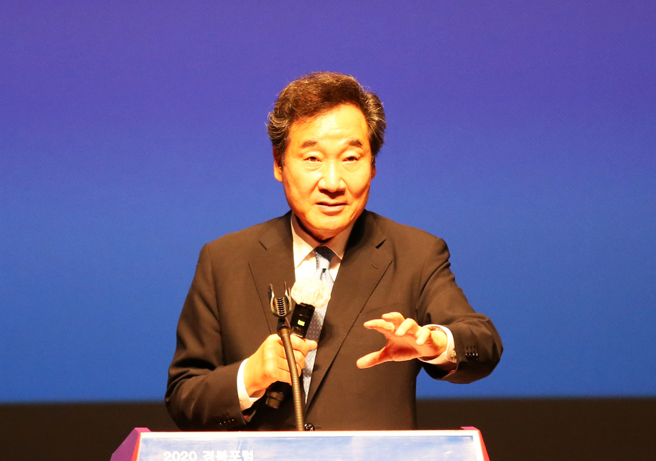 26일 경북 포항시청 대잠홀에서 이낙연 더불어민주당 코로나19국난극복위원장이 경북도 주최, 경북일보·경북경제진흥원 주관으로 열린 2020경북포럼에서 '코로나19 이후 대한민국이 나아갈 길'이란 주제 강연을 하고 있다. [연합]