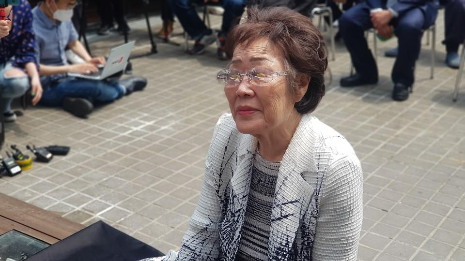 일본군 위안부 피해자 이용수 할머니가 지난 6일 대구 희움역사관에서 열린 위안부 추모제에 참석하고 있다. [연합]