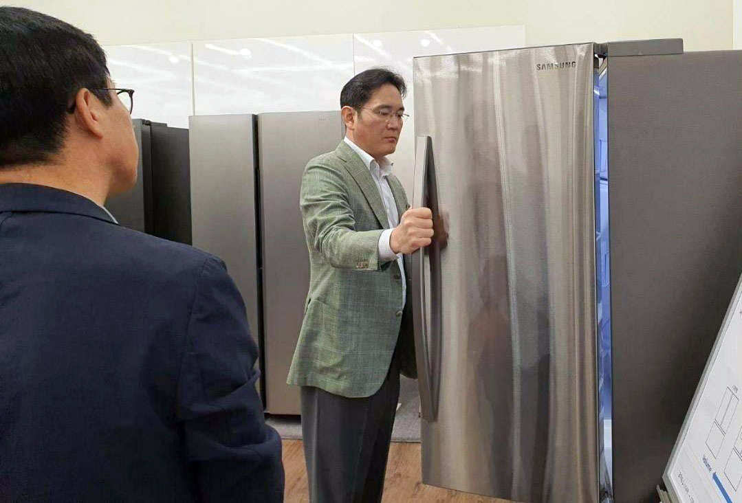이재용 삼성전자 부회장이 23일 차세대 생활가전 전략 점검을 위해 경기 수원 생활가전사업부를 찾아 제품을 살펴보고 있다. [연합]
