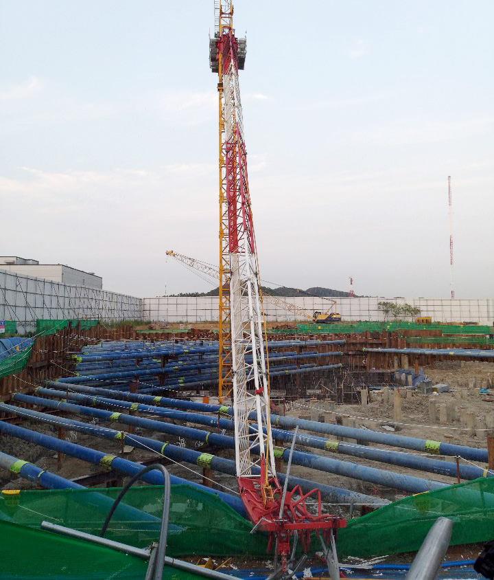 지난 22일 오후 7시26분께 인천시 남동구 서창동의 한 고등학교 신축 공사장에서 L형 타워크레인이 쓰러졌다. 소방당국에 따르면 21ｍ 높이의 타워크레인 상부 구조물이 지상으로 쓰러졌으나 다행히 인명피해는 없었다. [인천 남동소방서 제공]