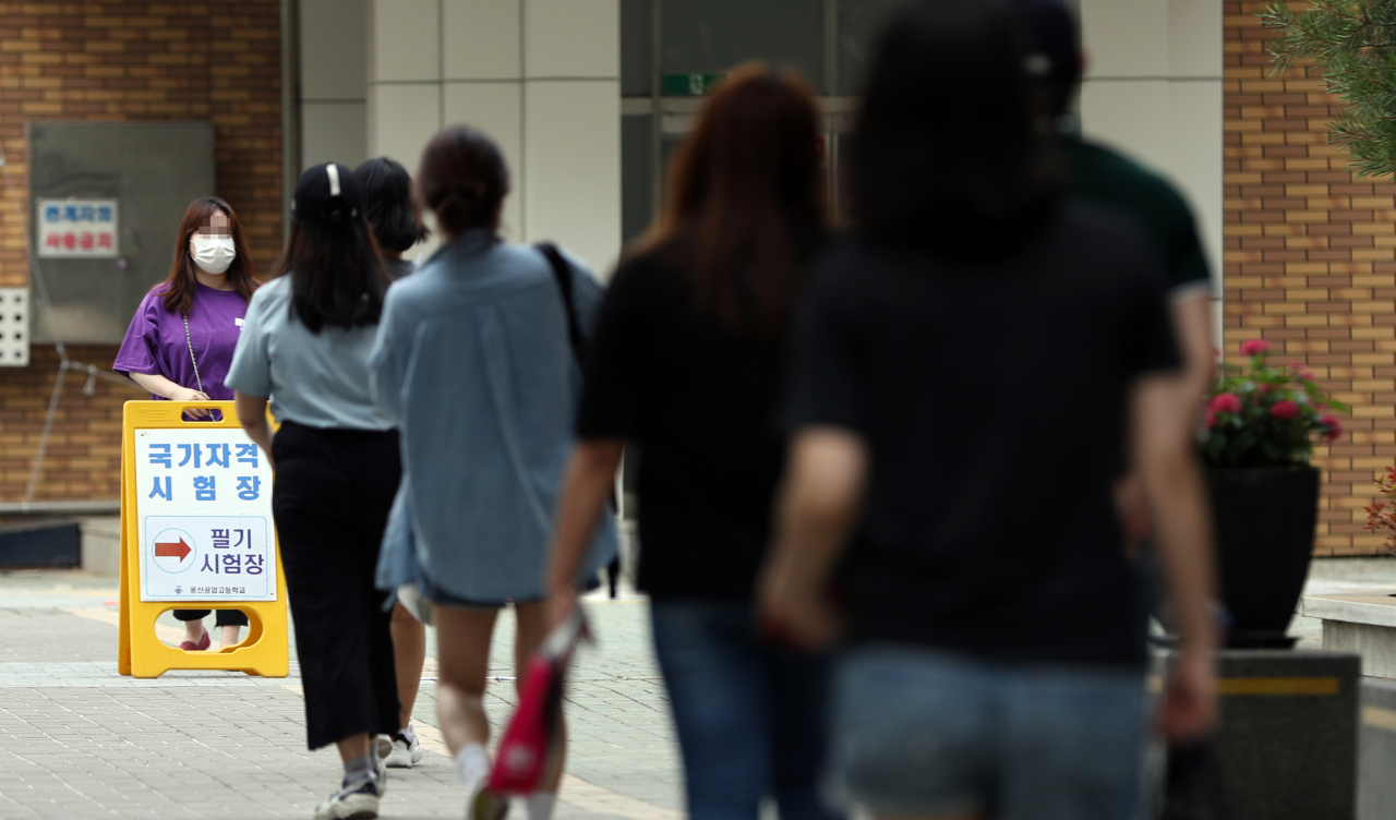 지난 3월에 예정되었던 간호조무사 상반기 국시가 국내 코로나19 확산 및 확진자 증가로 연기 후 치러진 27일 시험장 중 하나인 서울 용산공고로 응시생들이 입실하고 있다. [연합]