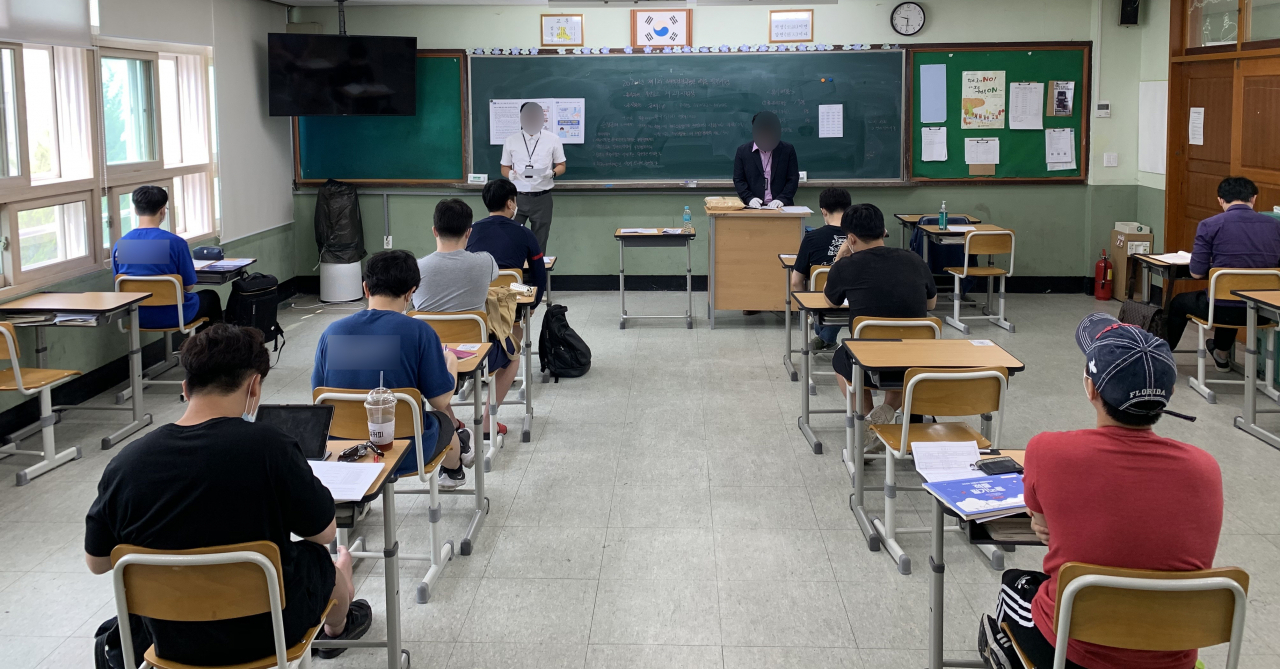 27일 오전 울산공업고등학교에서 남해지방해양경찰청 해양경찰 채용 필기시험이 열리고 있다. 코로나19 감염 예방을 위해 응시자 책상 간격을 띄우는 등 사회적 거리 두기가 이뤄진 모습이다. 해양경찰 93명과 일반직 5명 등 모두 98명을 선발하는 이번 채용에는 모두 1304명이 지원해 13.3대 1의 경쟁률을 기록했다. [연합]