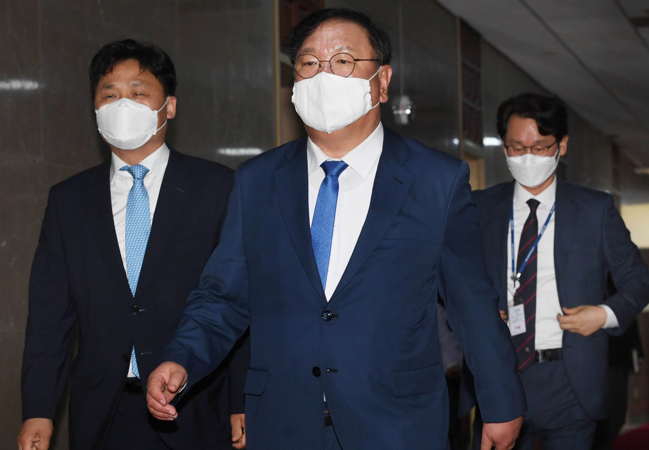 김태년 더불어민주당 원내대표와 김영진 원내수석부대표가 26일 국회 의장실에서 여야 원내대표 회동 중논의를 위해 의장실을 나서고 있다. [연합]