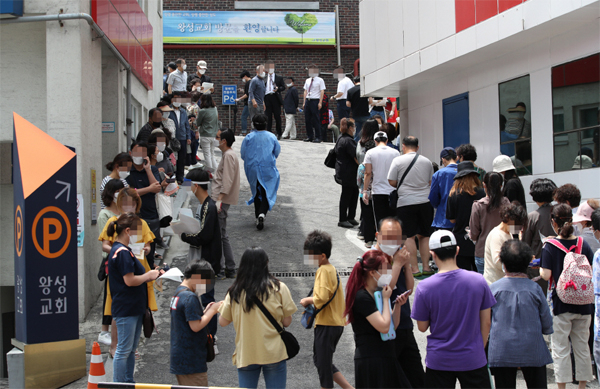 지난 26일 코로나19 집단감염이 발생한 서울 관악구 왕성교회에 설치된 임시 선별진료소에서 교인들이 검사를 받기 위해 줄지어 서 있는 모습. [연합]