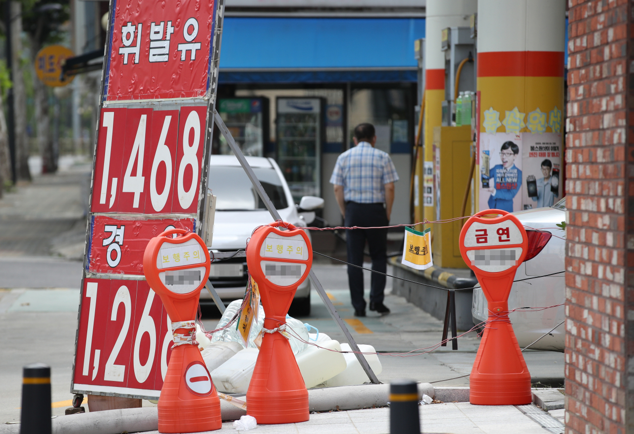 전국 휘발윳값이 이달 내내 상승세를 이어가며 5주 연속 올랐다. 한국석유공사 유가 정보 서비스 오피넷에 따르면 6월 넷째 주 전국 주유소 주간 단위 휘발유 판매 가격은 전주 대비 ℓ당 16.3원 오른 1346.3원이었다. 가장 저렴한 주유소인 알뜰주유소도 휘발유 판매 가격이 ℓ당 1300원대로 올라섰다. 사진은 28일 오전 서울 시내의 한 알뜰주유소. [연합뉴스]