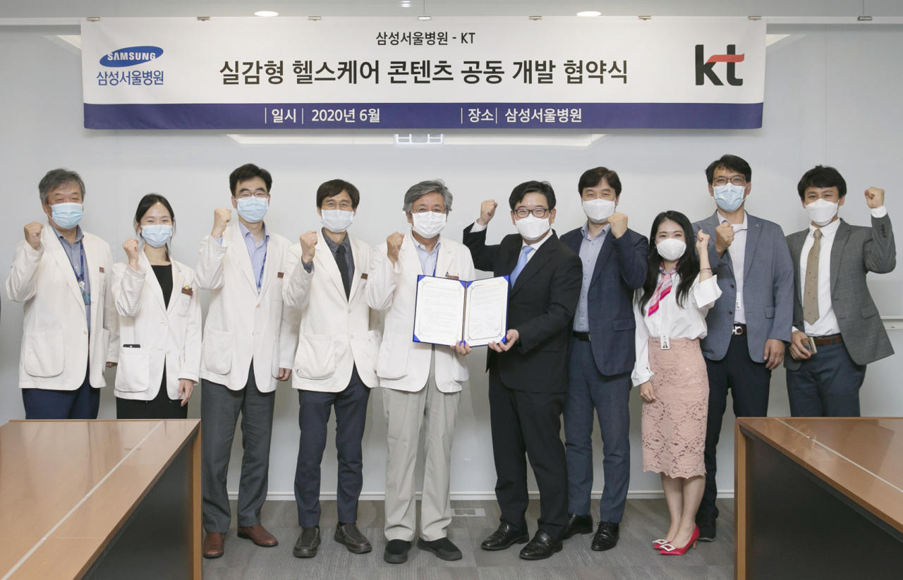 KT와 삼성서울병원이 인지 능력과 두뇌 발달 및 치매 예방 등을 위한 실감형 헬스케어 솔루션 개발에 협력하고자 '실감형 헬스케어 콘텐츠 공동 개발 협약식'을 체결했다고 28일 밝혔다. [KT 제공]