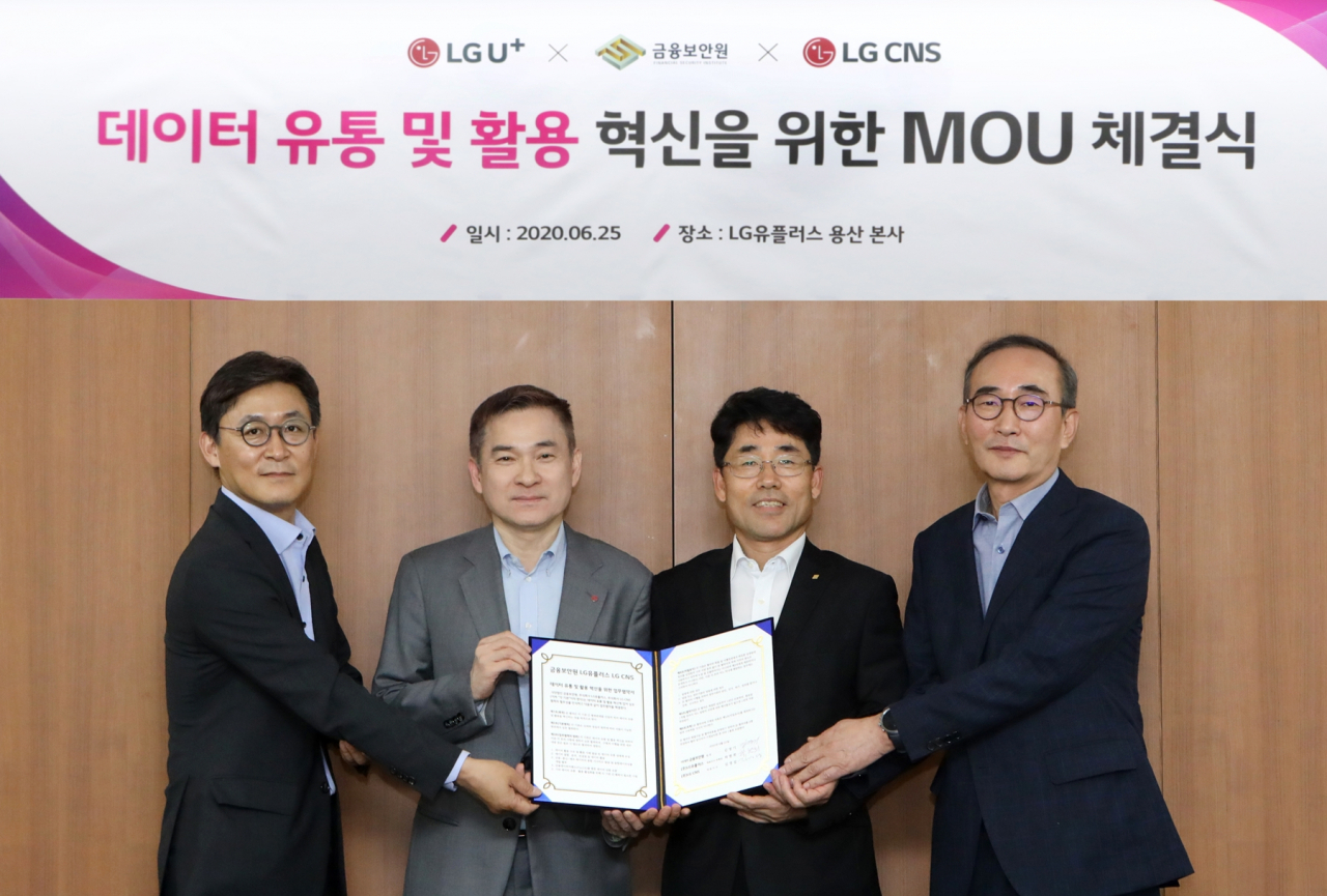 권대영(왼쪽부터) 금융위원회 금융혁신기획단장, 하현회 LG유플러스 대표이사, 김영기 금융보안원장, 김영섭 LG CNS 대표이사가 25일(목) 데이터 유통 및 활용 혁신을 위한 업무협약 체결하는 모습 [LG유플러스 제공]