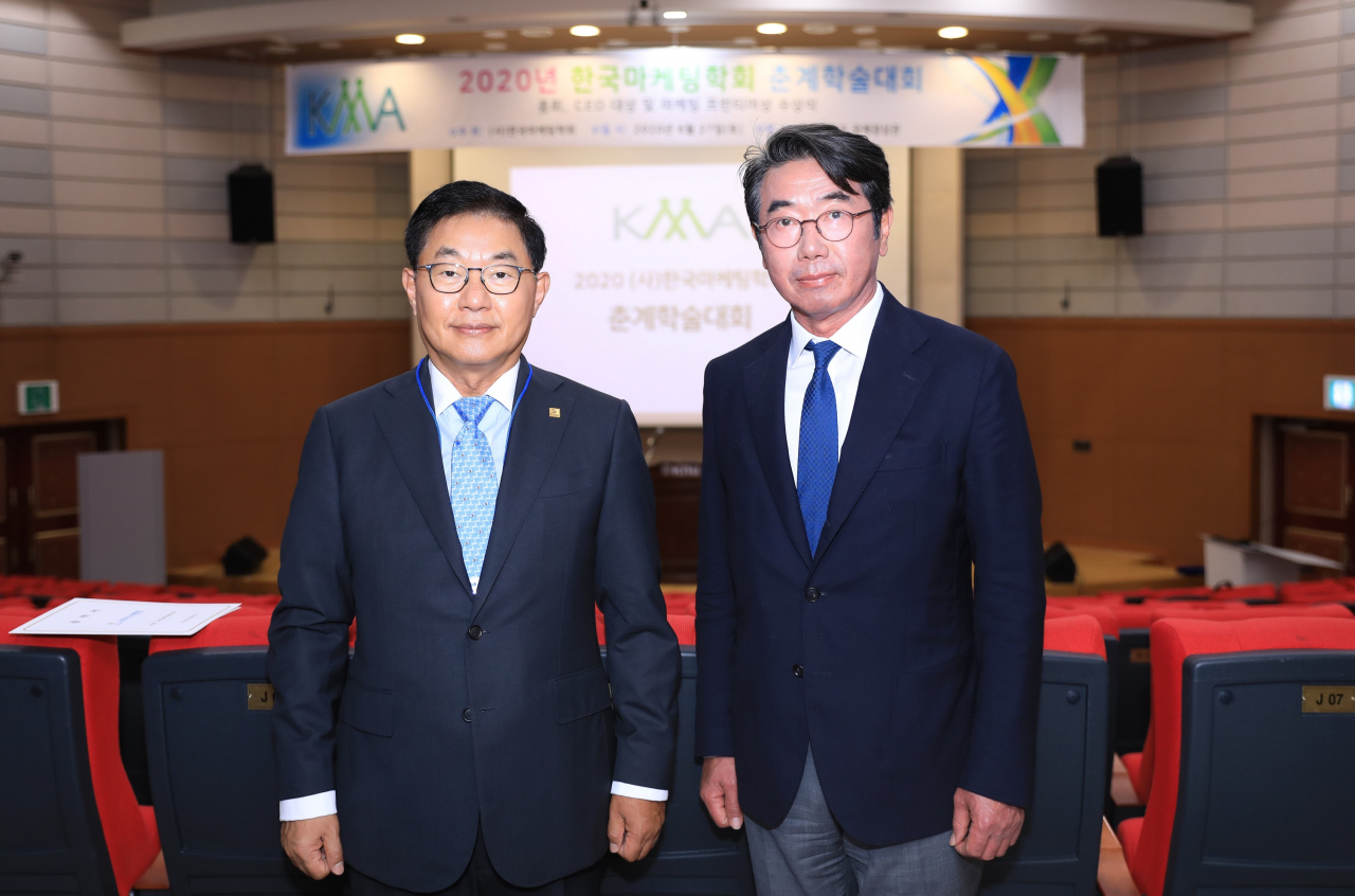 라이나생명 홍봉성(왼쪽) 사장과 한상만 학회장(성균관대 교수)이 지난 27일 경북대학교에서 열린 한국마케팅학회 학술대회 대한민국 CEO대상 시상식에서 기념 촬영을 하고 있다.