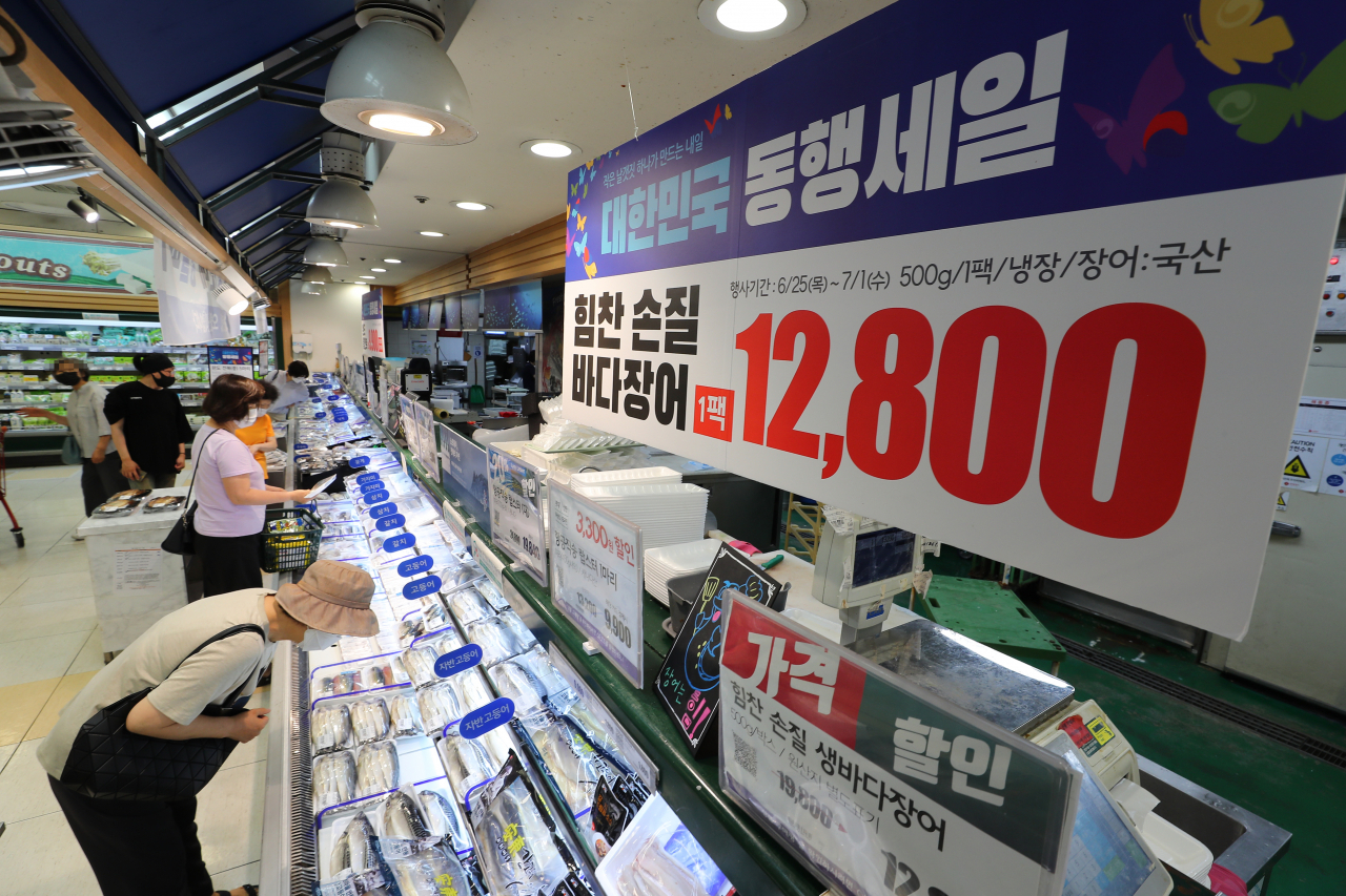 대한민국 동행세일 시작일인 26일 오후 서울 송파구 롯데마트 잠실점을 찾은 손님들이 쇼핑하고 있다. [연합]