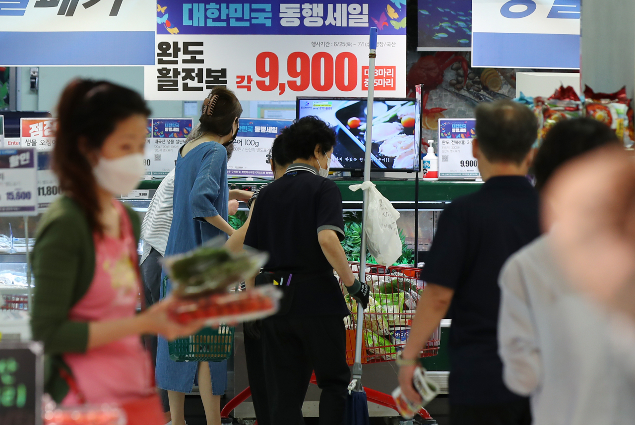 코로나19로 인한 침체된 경기를 부양시키기 위한 대규모 할인 행사 '대한민국 동행세일' 시작일인 26일 오후 서울 송파구 롯데마트 잠실점을 찾은 손님들이 쇼핑하고 있다 [연합]
