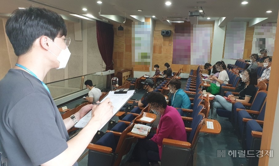 29일, 관악구청 직원이 관내 교회를 찾아 방역수칙 준수 여부 등을 점검하고 있다. [관악구 제공]