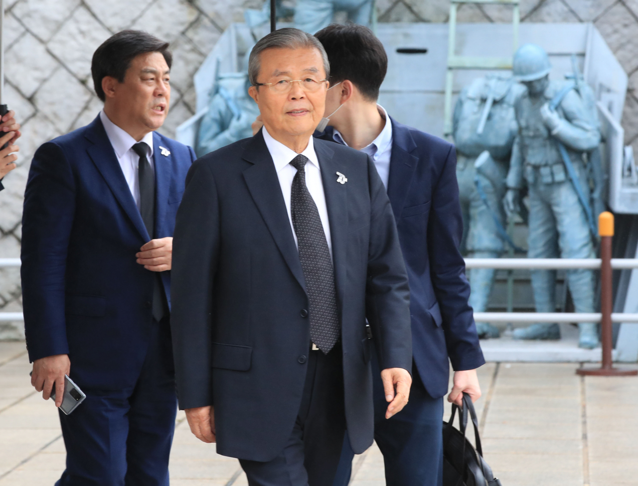 북한은 김정은 국무위원장의 대남 군사행동계획 보류 결정 뒤 격렬하게 쏟아내던 대남비난 공세 수위를 낮추는 대신 미래통합당으로 비난의 화살을 돌리는 모습이다. 김종인 통합당 비상대책위원장이 지난 25일 6·25전쟁 70년을 맞아 인천상륙작전기념관 자유수호의 탑 챔배 뒤 이동하고 있다. [연합]