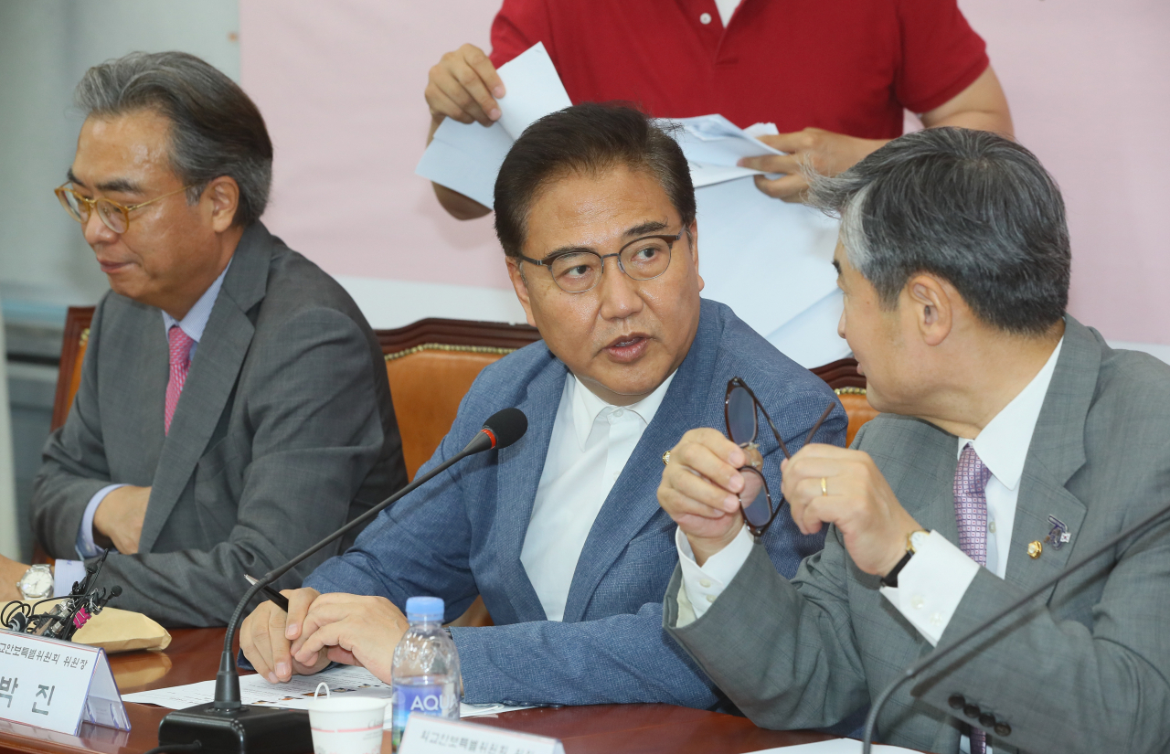 박진 위원장(가운데), 김우상 부위원장(왼쪽), 조태용 의원이 28일 국회에서 열린 미래통합당 외교안보특별위원회에서 논의하고 있다. [연합뉴스]