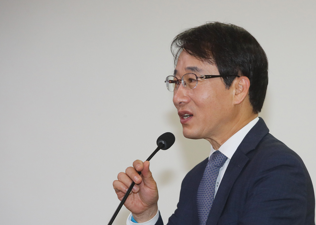 더불어민주당 이원욱 의원이 5월 13일 국회 의원회관에서 민주당 이원욱·김병욱 의원 공동주최로 열린 '포스트코로나 언택트산업 전략지원' 토론회에서 인사말하고 있다. [연합뉴스]