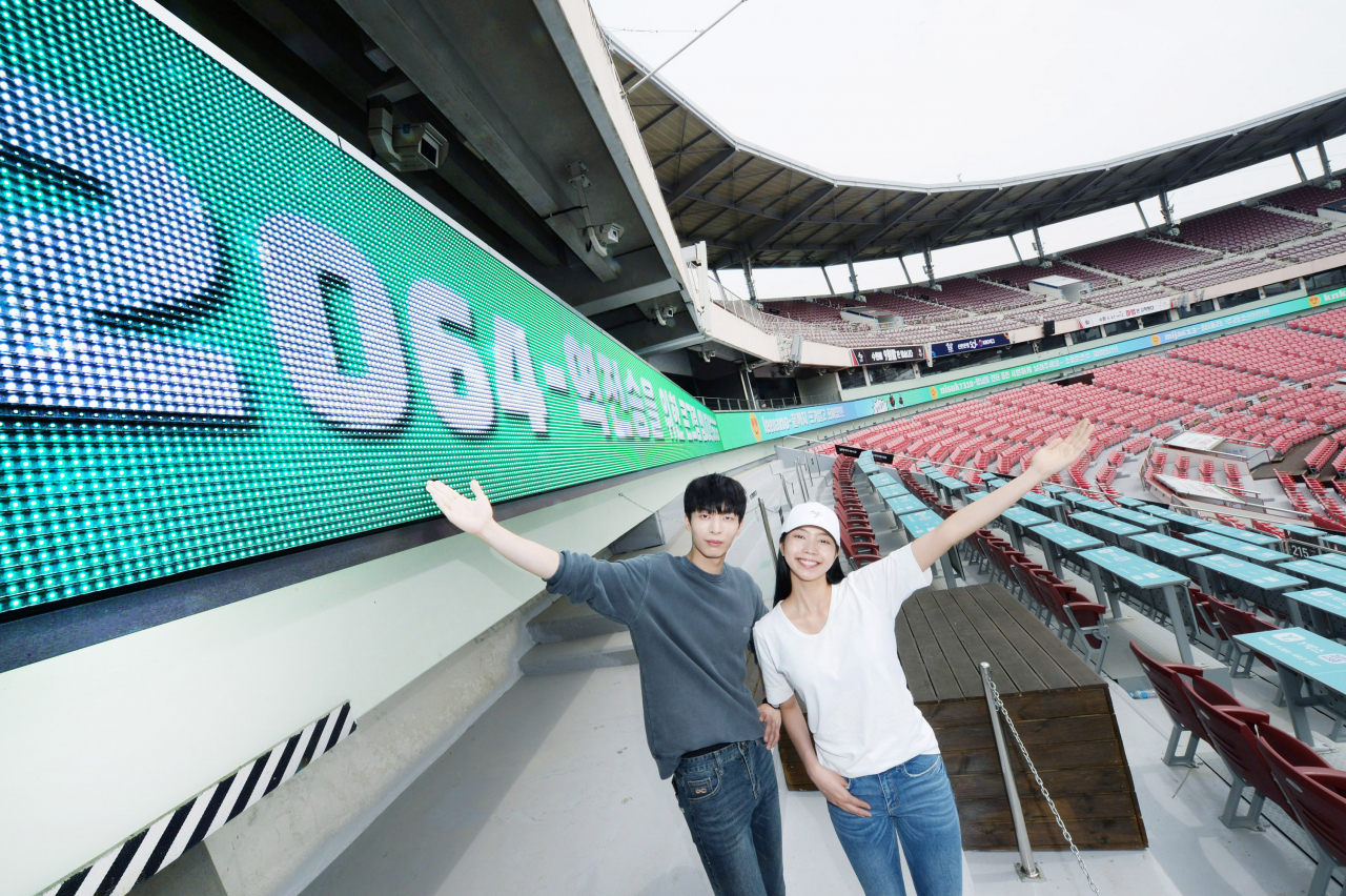 모델이 경기도 수원시에 위치한 ‘수원KT위즈파크’에서 ‘LG LED 사이니지(제품명: LBF 스타디움 시리즈)’를 활용한 약 330m 길이의 리본보드(띠전광판)를 소개하고 있다. [LG전자 제공]