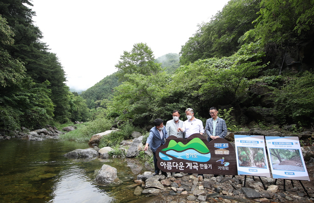 깨끗해진 연인산 용추계곡을 찾은 이재명 경기도지사. [경기도 제공]