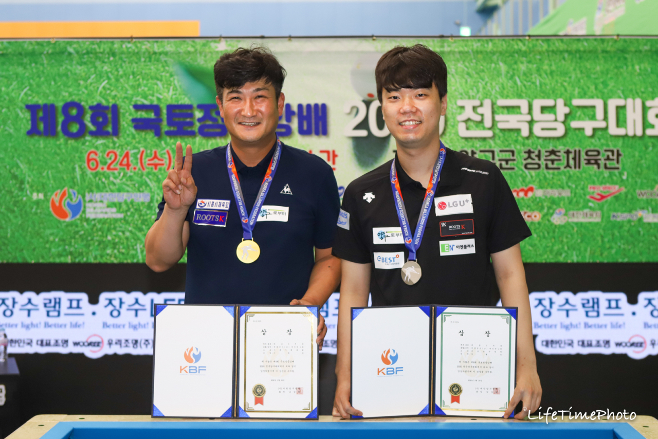 국토정중앙배에서 우승한 이충복(왼쪽)이 준우승자 김행직과 나란히 포즈를 취하며 환하게 웃고 있다. [KBF 제공]