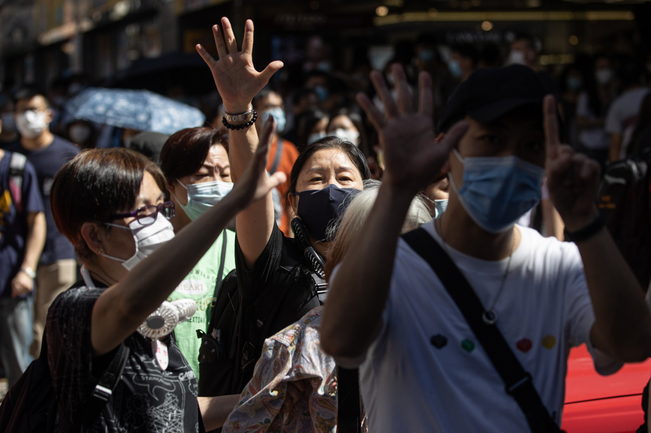 중국 전국인민대표대회(전인대)가 ‘홍콩 국가보안법’ 처리에 들어간 가운데 28일 홍콩보안법 반대 시위대는 침묵 행진을 하며 다섯 가지 요구사항을 의미하는 손가락을 펴 보이고 있다. 다섯 가지 요구는 송환법 철폐, 시위대 폭도 규정 철회, 체포된 시위대 조건 없는 석방 및 불기소, 경찰의 강경 진압에 대한 독립적 조사, 행정장관 직선제 실시 등이다. [EPA]