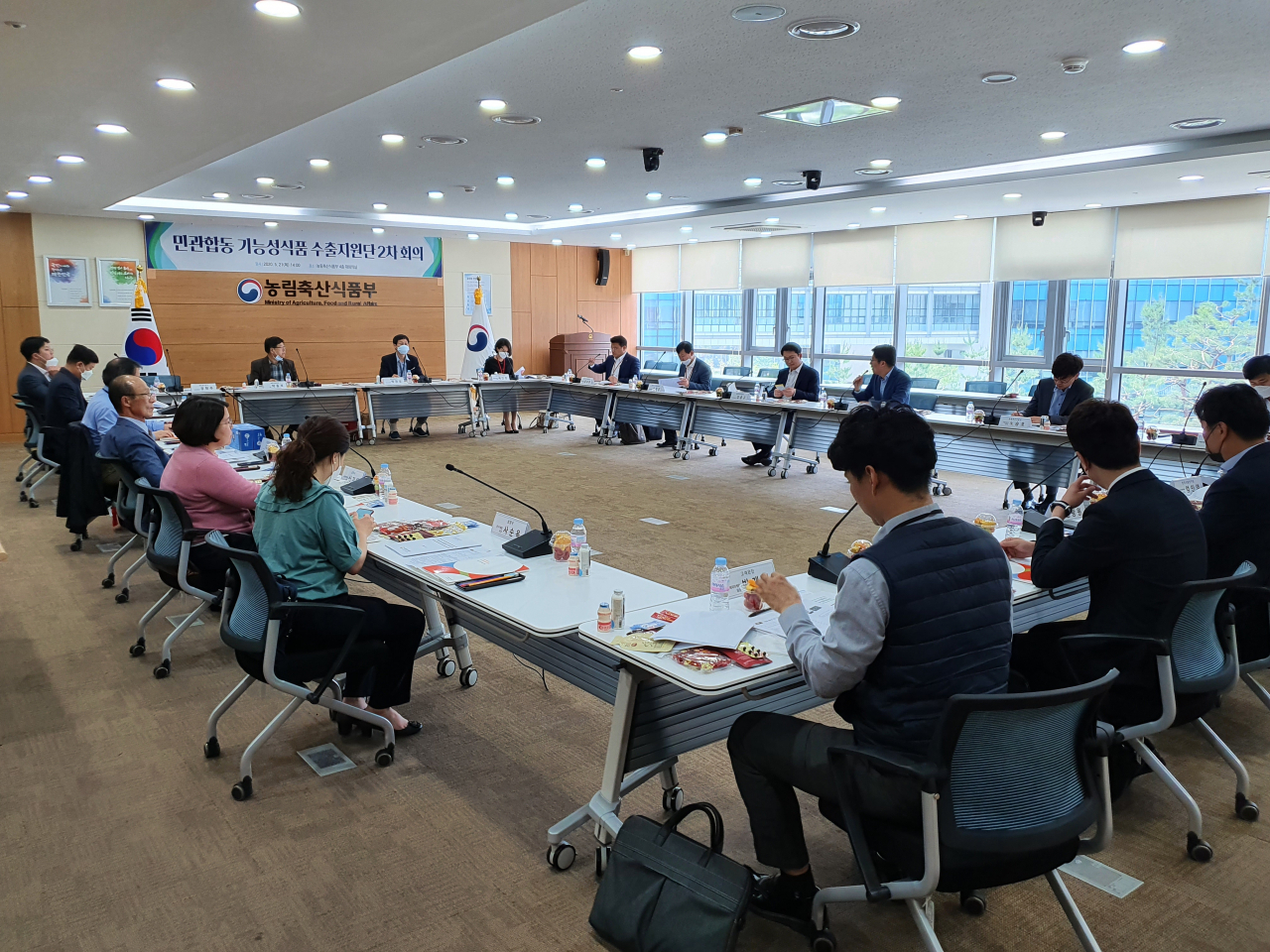 농림축산식품부와 한국농수산식품유통공사(aT)는 코로나19로 성장이 기대되는 해외 기능성식품 시장을 개척하기 위해 민·관 합동으로 ‘기능성식품 수출지원단’을 구성하고 본격적인 지원에 나섰다.