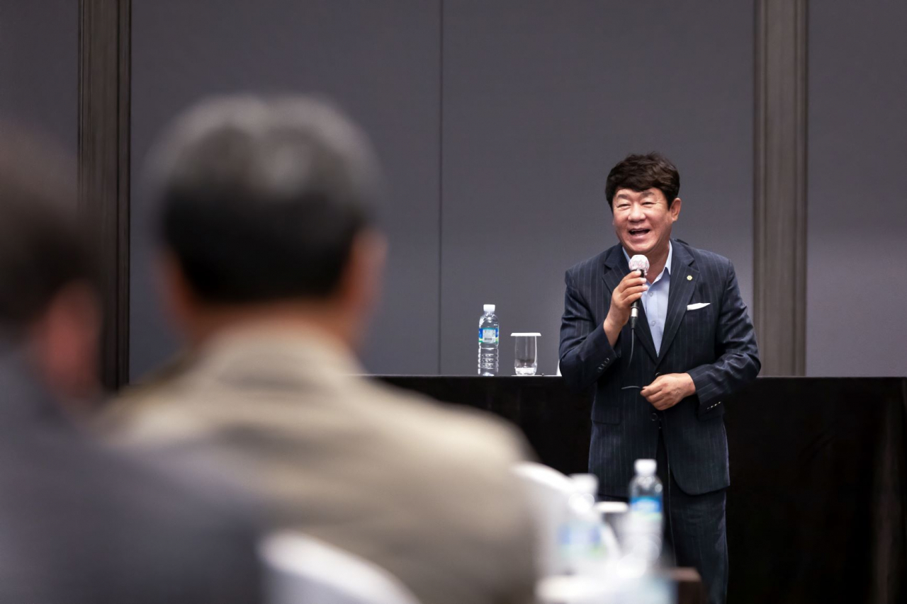 김윤식 신협중앙회장이 지역 간담회에서 현장의 어려움을 청취하고 있다. [신협중앙회 제공]