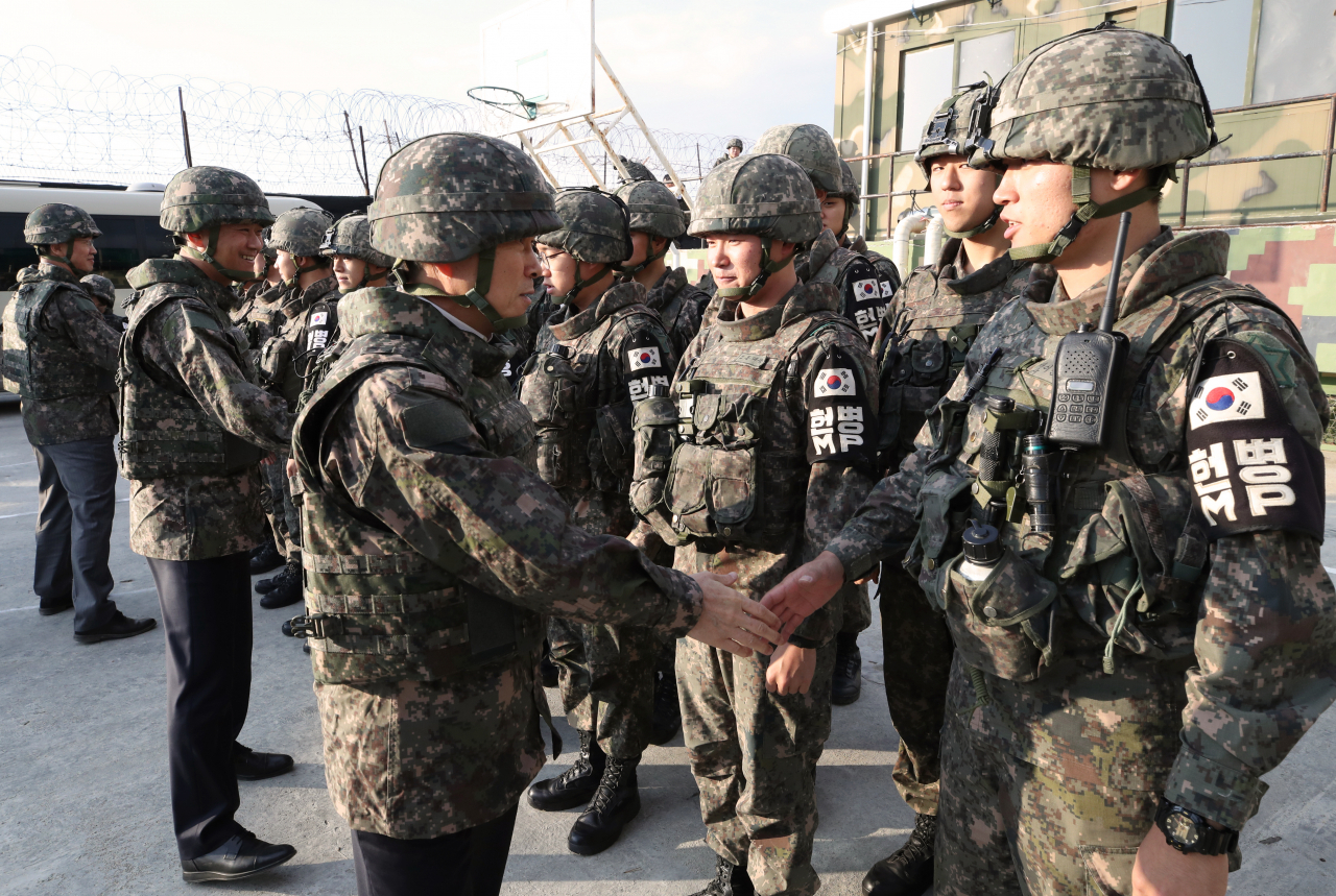 정경두 국방부 장관이 DMZ 인근 최전방 부대를 방문하고 있다. [연합]