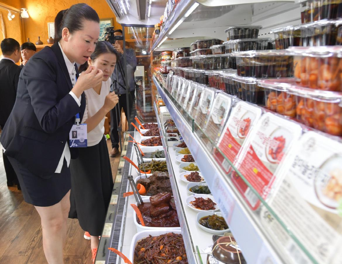 순창 장류를 활용한 발효식품 맛보는 중국인들 모습 [사진=연합뉴스]