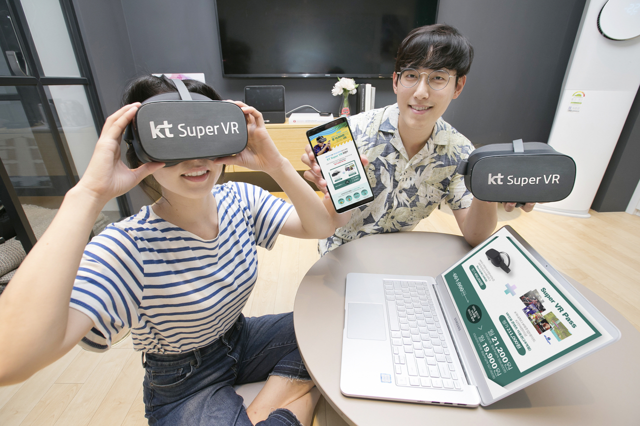 KT가 롯데렌탈과 함께 개인형 실감미디어 서비스 ‘슈퍼VR’의 인수형 장기 렌탈 상품을 월 2만원대에 선보인다고 29일 밝혔다. 사진은 KT 직원들이 슈퍼 VR 장기 렌탈 상품을 소개하는 모습 [KT 제공]