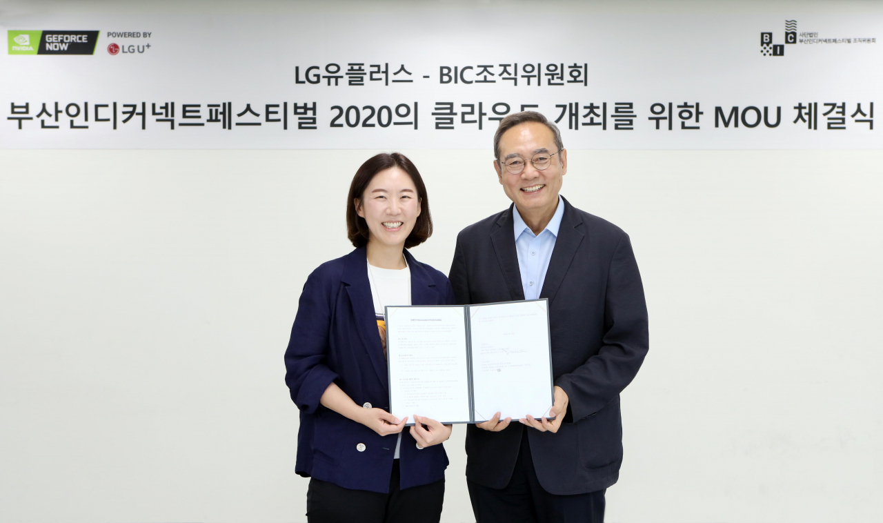LG유플러스는 부산인디커넥트 조직위원회에 손잡고 오는 10월 개최되는 'BIC 페스티벌 2020'에 클라우드게임 지포스나우 플랫폼을 도입한다고 29일 밝혔다. 사진은 지난 25일 서울 LG유플러스 마곡사옥에서 ‘BIC 페스티벌 2020’에 클라우드 게임 지포스나우 플랫폼 도입을 위한 MOU를 체결하고 있는 모습. 왼쪽부터 손민선 LG유플러스 클라우드서비스담당 상무, 서태건 BIC조직위원장. [LG유플러스 제공]