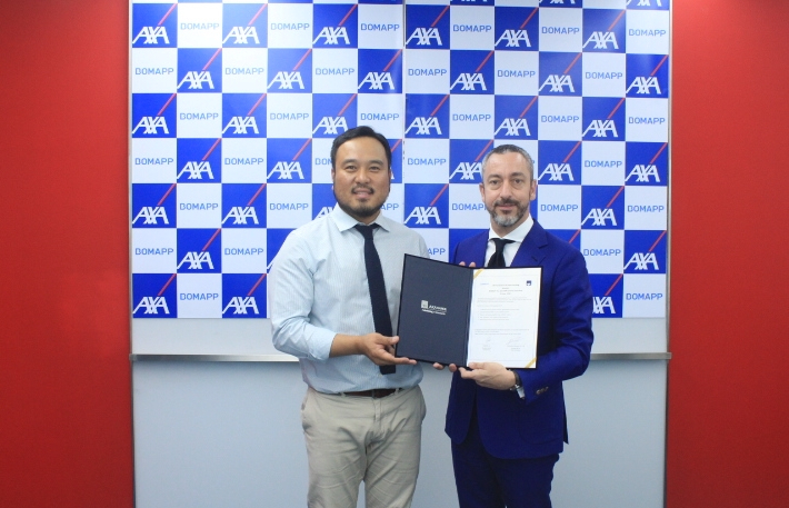 질 프로마조 AXA손해보험 대표이사(오른쪽)와 류준우 보맵 대표가 26일 서울 용산구 소재 AXA손해보험 본사에서 MOU를 체결한 후 기념촬영을 하고 있다. 출처=AXA손보
