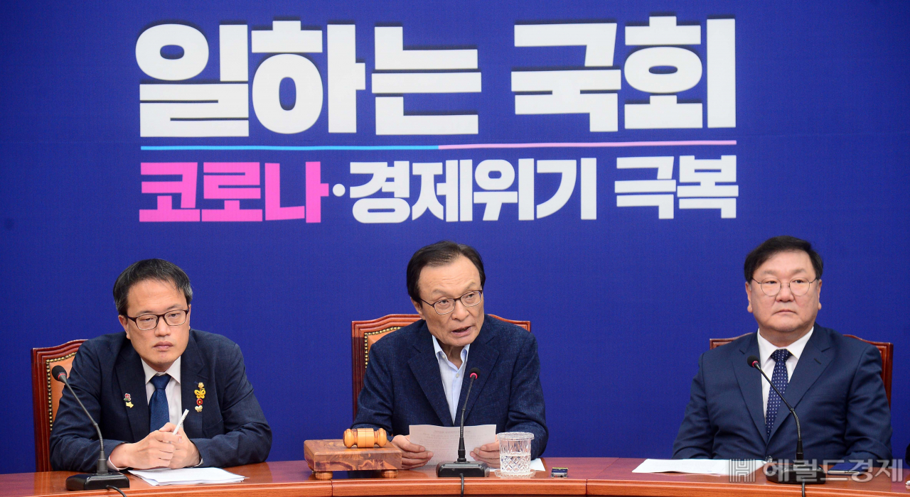 [헤럴드경제=이상섭 기자] 이해찬 더불어민주당 대표가 29일 오전 서울 여의도 국회에서 열린 최고위원회의에서 현안과 관련한 발언을 하고 있다. babtong@heraldcorp.com