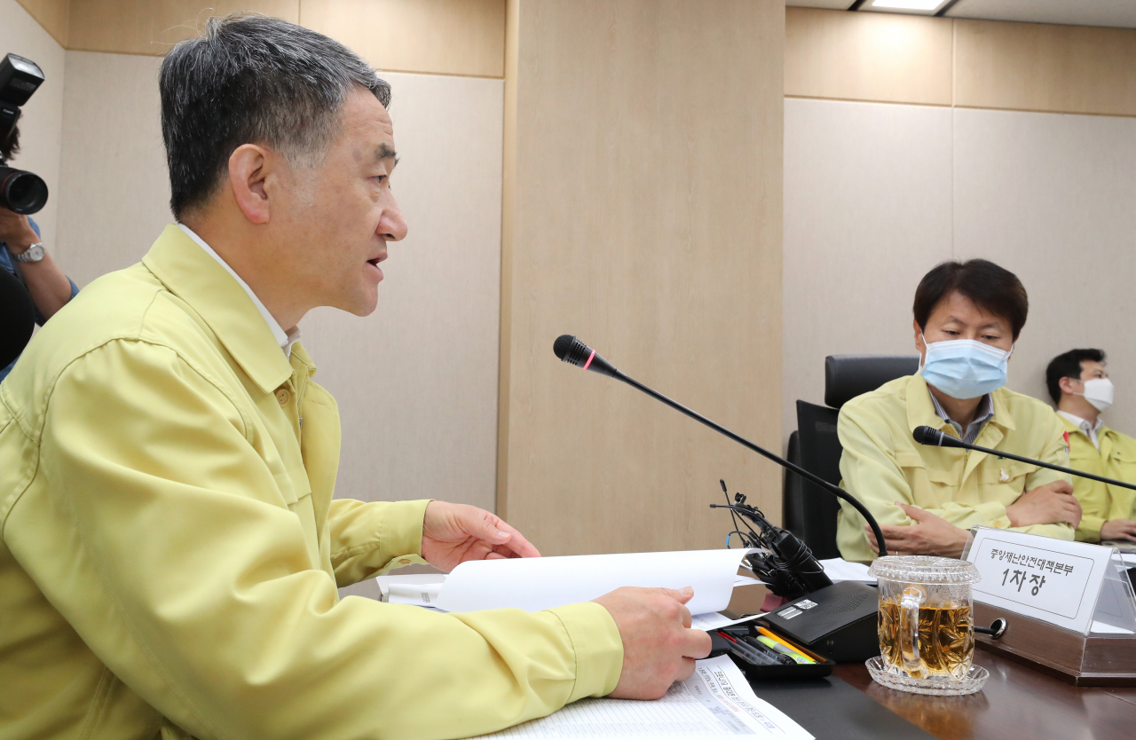 박능후 중앙재난안전대책본부 1차장(보건복지부 장관)이 29일 오전 세종시 정부세종청사에서 열린 신종 코로나바이러스 감염증(코로나19) 대응 중앙재난안전대책본부 회의를 주재하며 발언하고 있다. 오른쪽은 김강립 중앙재난안전대책본부 제1총괄조정관(보건복지부 차관). [연합]