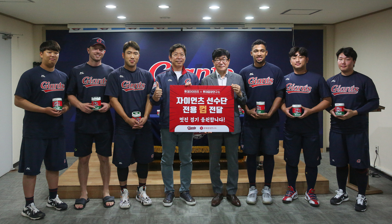 지난 26일 롯데자이언츠 선수들에게 맞춤껌을 전달하는 모습 [제공=롯데제과]