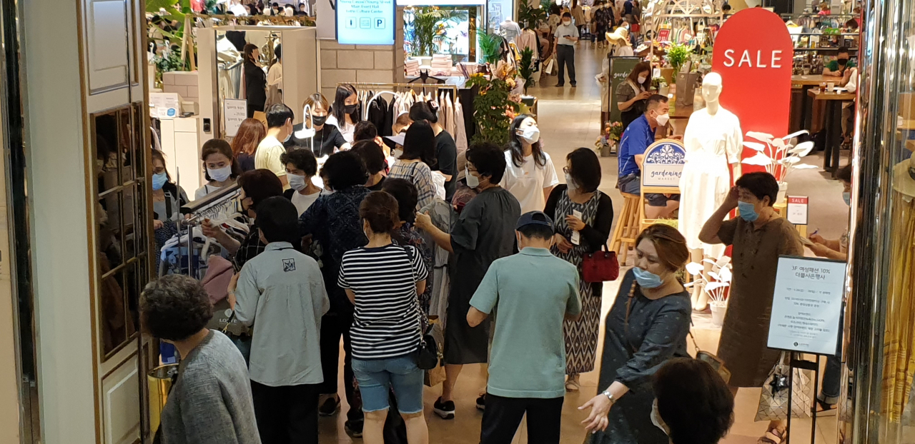 지난 28일 롯데백화점 영등포점 여성의류 코너에 사람들이 물건을 사기 위해 모여있다. [사진=박재석 기자]